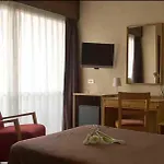 レウカ ホテル